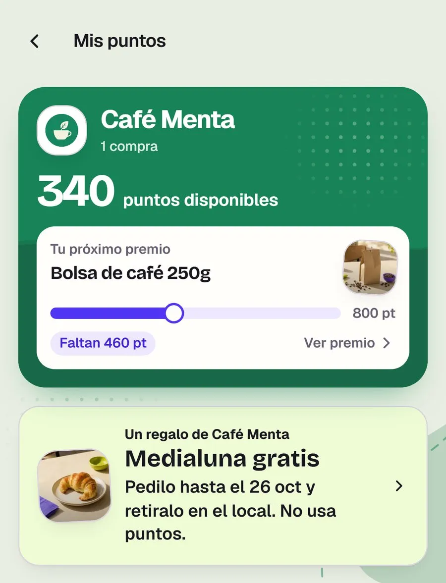 El teléfono de Lucía en Café Menta: debajo de sus puntos, «Un regalo de Café Menta · Medialuna gratis · Pedilo hasta el 26 oct y retiralo en el local. No usa puntos.»