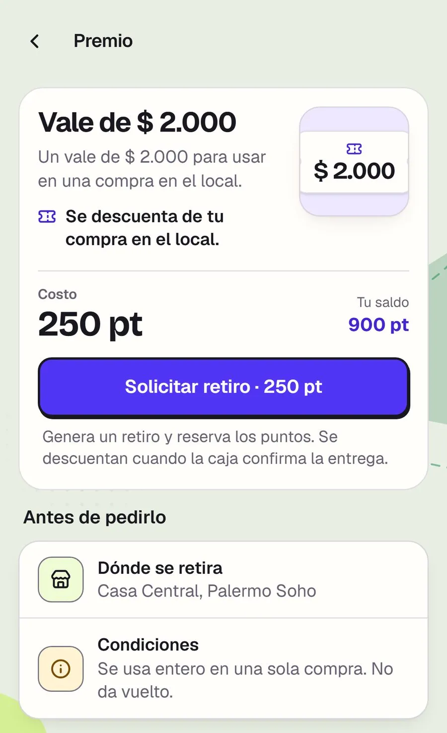 El vale de $ 2.000 de Café Menta en un teléfono: la cifra en grande, «Se descuenta de tu compra en el local», el costo de 250 puntos y el botón para pedirlo.