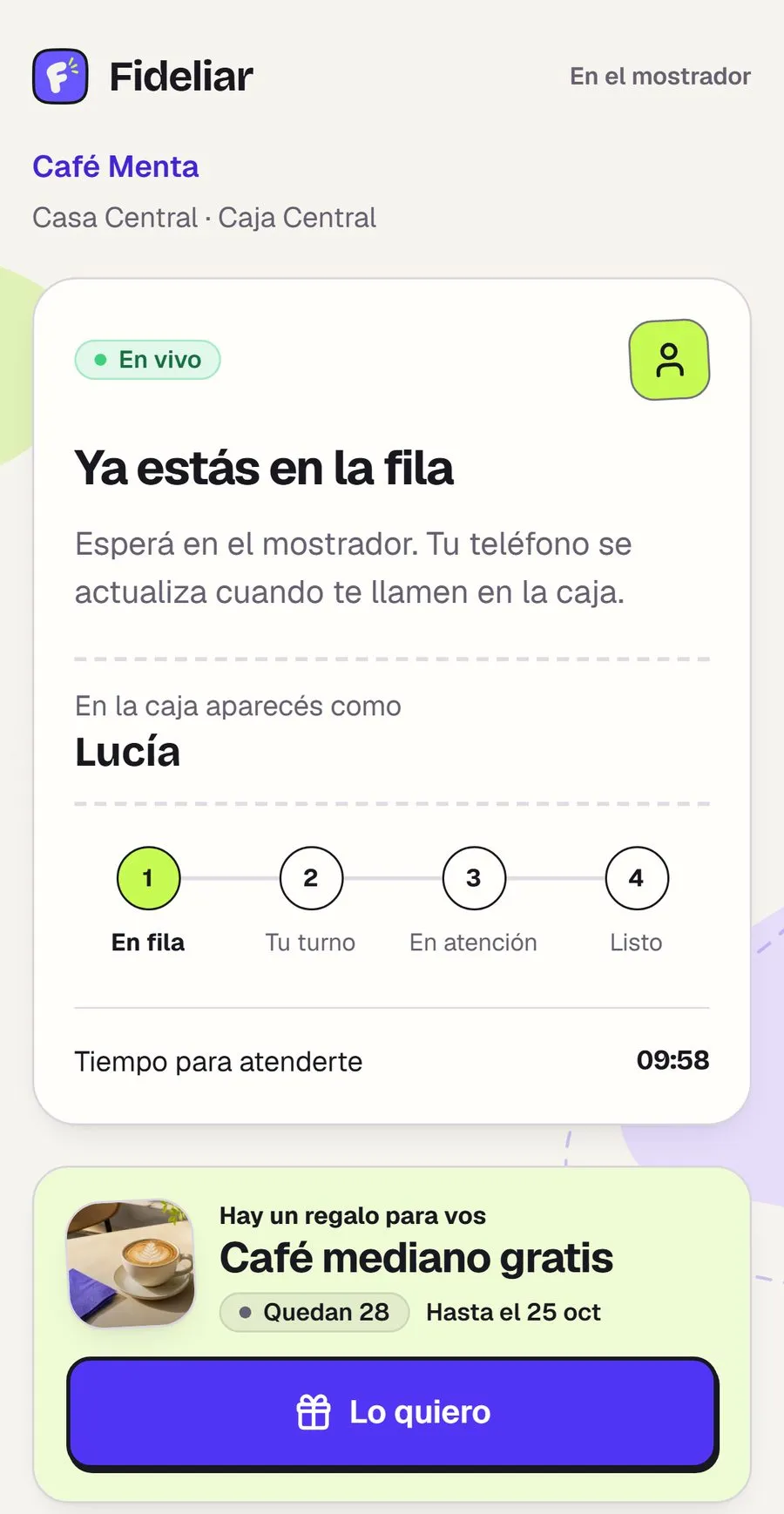 El teléfono de Lucía después de escanear el QR del mostrador de Café Menta: «Ya estás en la fila» y, abajo, «Hay un regalo para vos · Café mediano gratis · Quedan 28» con el botón «Lo quiero».
