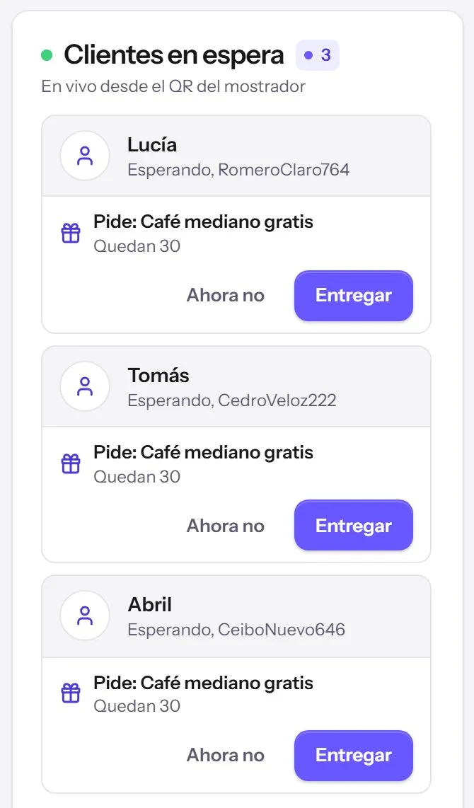 La fila de la caja de Café Menta: tres clientes en espera, cada uno con «Pide: Café mediano gratis · Quedan 30» y los botones «Ahora no» y «Entregar».