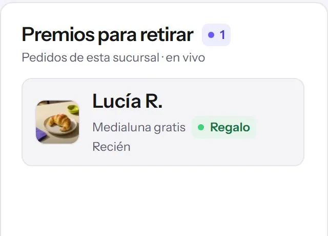 La caja de Café Menta en la pestaña Canje: «Premios para retirar» con el pedido de Lucía R., «Medialuna gratis» y el rótulo «Regalo».