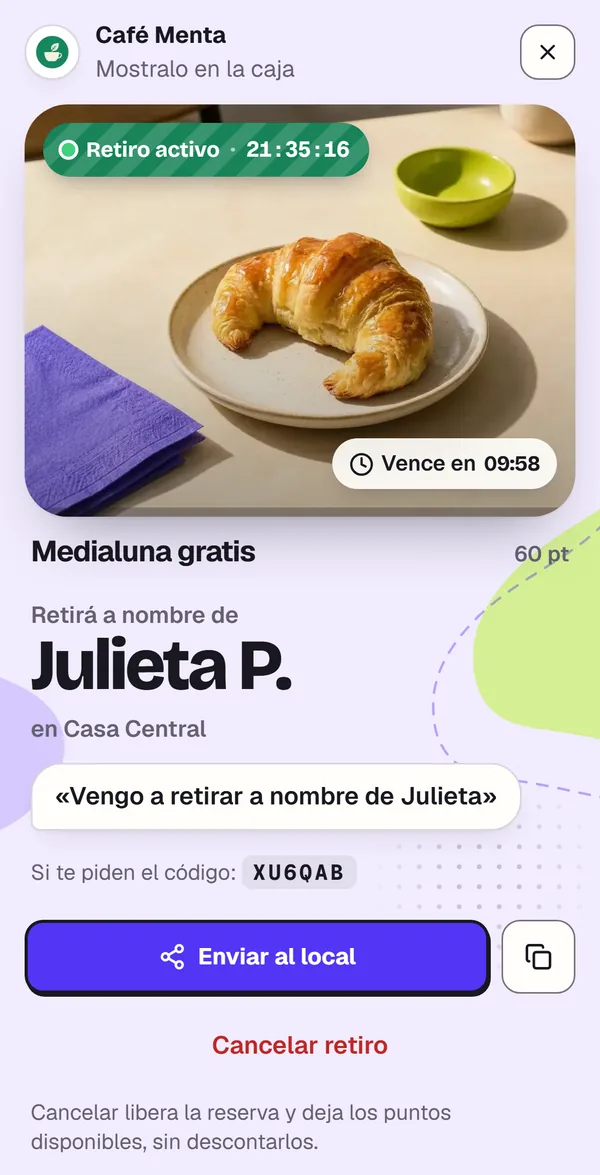 El celular de la clienta con el retiro activo: una medialuna gratis de 60 puntos para retirar a nombre de Julieta P. en Casa Central de Café Menta.