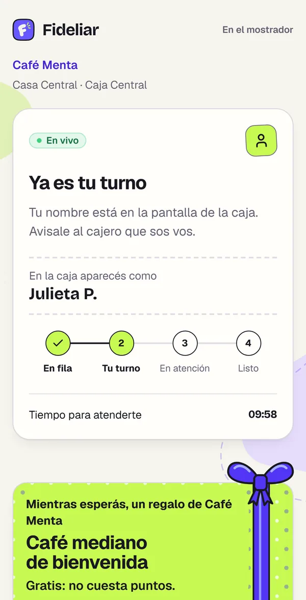 El celular de la clienta después de escanear: «Ya es tu turno. Tu nombre está en la pantalla de la caja», y en la caja aparece como Julieta P.
